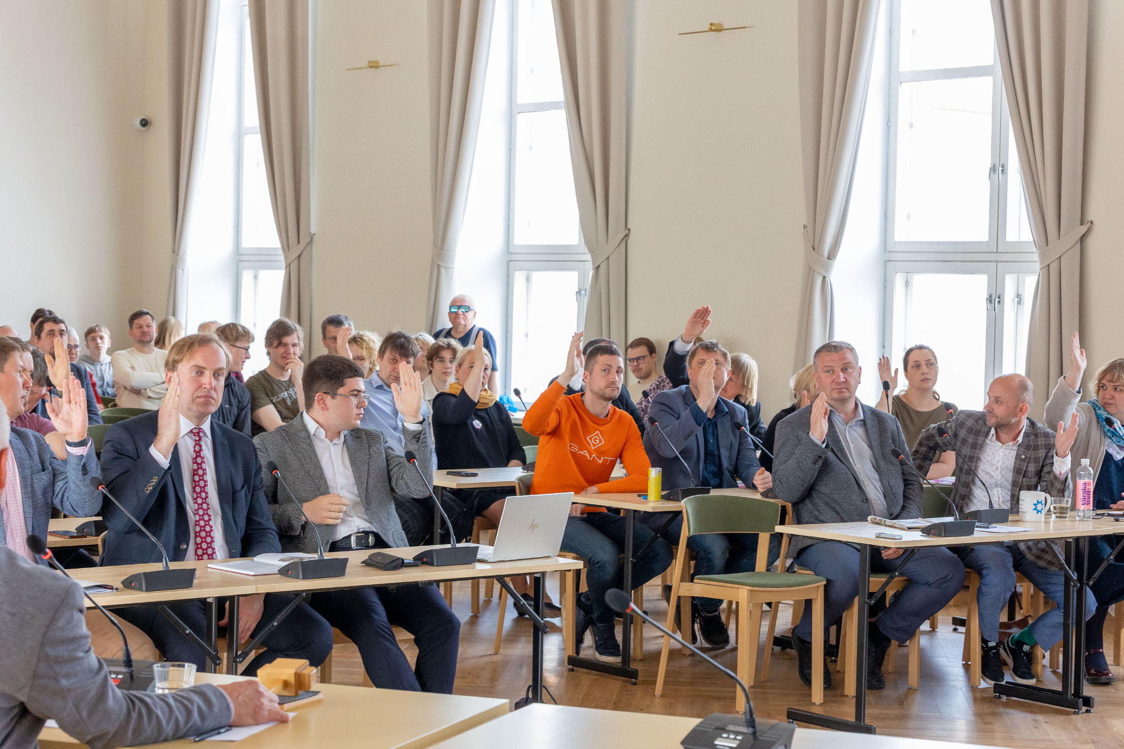 Fotol hetk, kui saalis olijad soovivad nimelist hääletust. Foto: Aigar Nagel